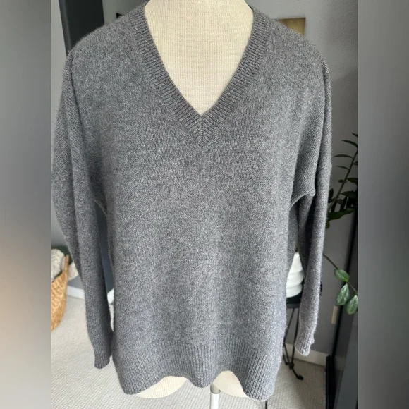 360 Cashmere Cozy Gray V-Neck Sweater, size large - Picture 6 of 14